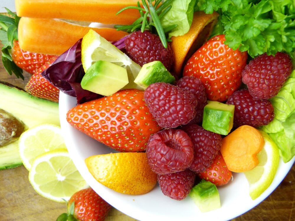 Eine Schale voll mit Beeren und Obst