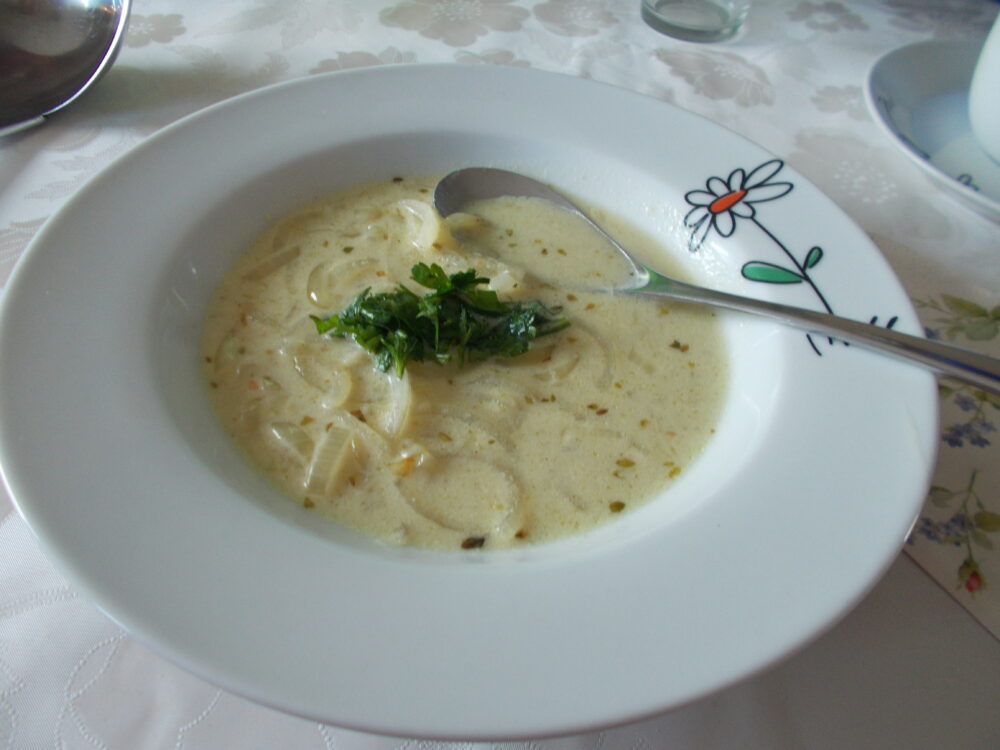 Angerichtete Zwiebelsuppe